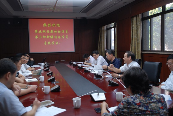 与会人员交流发言